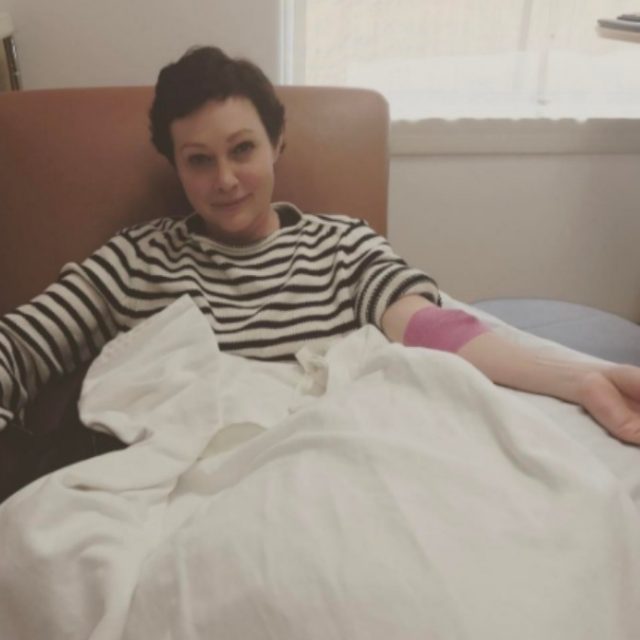 Shannen Doherty su Instagram: “Il cancro è in remissione. Buone notizie? Sì, travolgenti. Ma le ricadute ci sono spesso…”