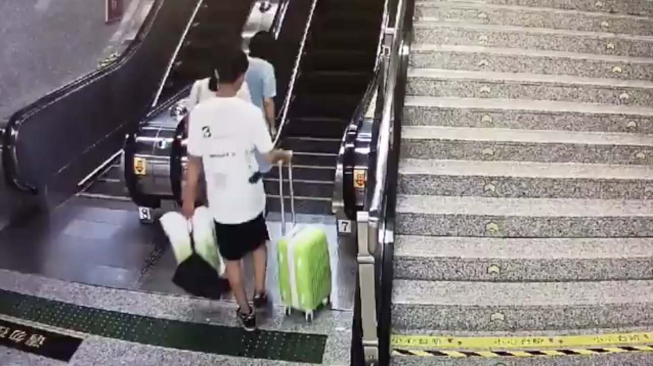 Copertina di Le tocca il sedere sulle scale mobili, lei reagisce: lo picchia, lo trascina e lo fa arrestare