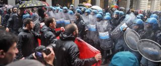 Primo Maggio, antagonisti cercano il blitz sotto al palco di Torino: scontri con le forze dell’ordine che li bloccano