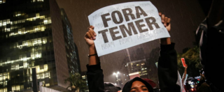 Copertina di Brasile, proteste contro Temer: un morto e feriti negli scontri. Il presidente invia l’esercito a presidiare i ministeri