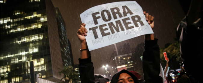 Copertina di Brasile, proteste contro Temer: un morto e feriti negli scontri. Il presidente invia l’esercito a presidiare i ministeri