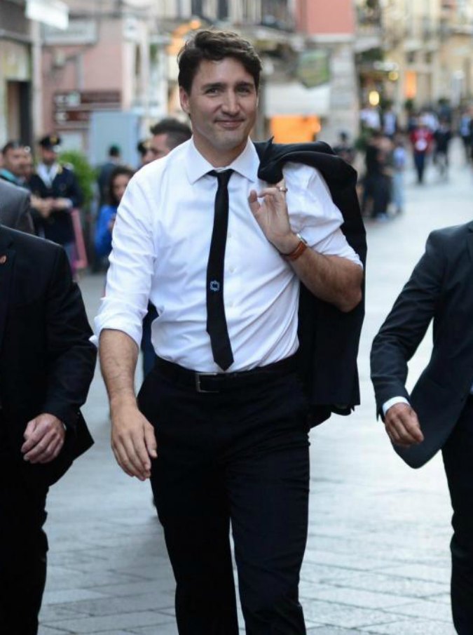 Copertina di Justin Trudeau, il più amato (e seguito) del G7: Twitter impazzisce per i suoi “flirt impossibili” – FOTO