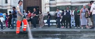 Copertina di Firenze, idranti sul sagrato contro i bivacchi dei turisti. Sindaco Nardella: “Misura di buon senso”