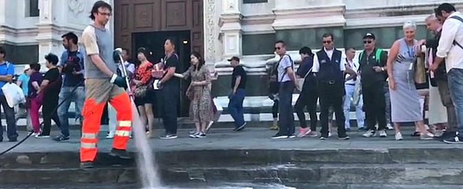 Copertina di Firenze, idranti sul sagrato contro i bivacchi dei turisti. Sindaco Nardella: “Misura di buon senso”