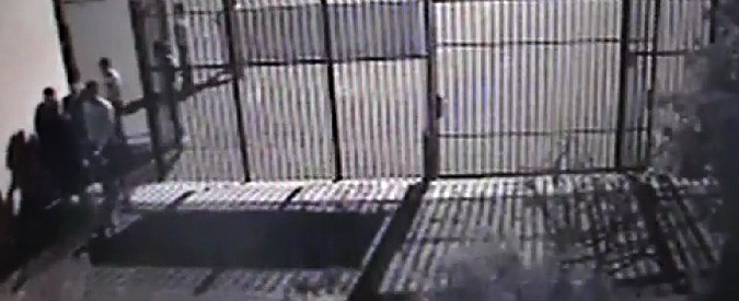 Copertina di Reggio Calabria, altri quattro giovani in carcere per l’aggressione a don Giorgio. Spunta il video che inchioda il branco