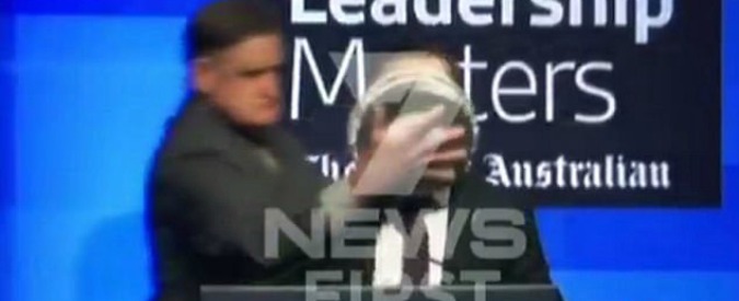 Copertina di Quando la colazione di lavoro viene presa troppo alla lettera: torta in faccia al Ceo di Qantas