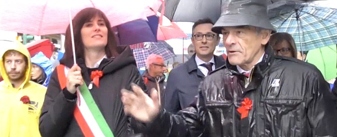 Copertina di Primo Maggio, Appendino sfila insieme a Chiamparino. Nel corteo striscione con “Poletti infame”