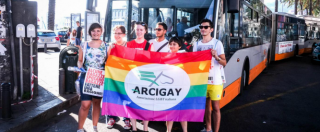 Copertina di Giornata contro l’omofobia, Arcigay: “Casi segnalati in aumento, allarme baby gang. Politici tra i responsabili di hate speech”
