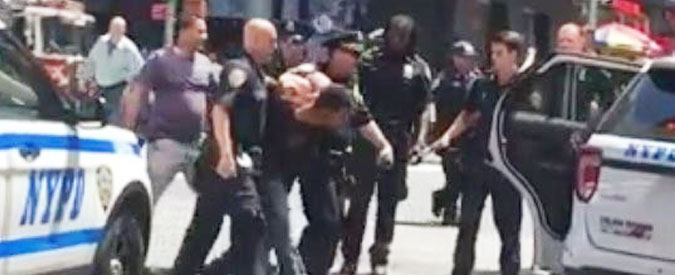 Copertina di New York, auto sui pedoni a Times Square. Le immagini dell’arresto del conducente