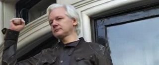 Copertina di Assange, la Svezia ritira le accuse. Lui si affaccia al balcone dell’ambasciata: “E’ una vittoria”