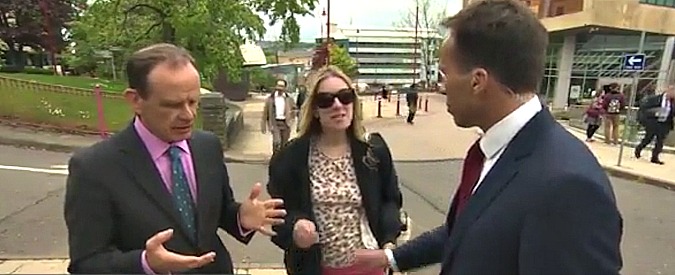 Copertina di Tocca il seno alla disturbatrice e lei reagisce. Il fuoriprogramma durante la diretta della Bbc