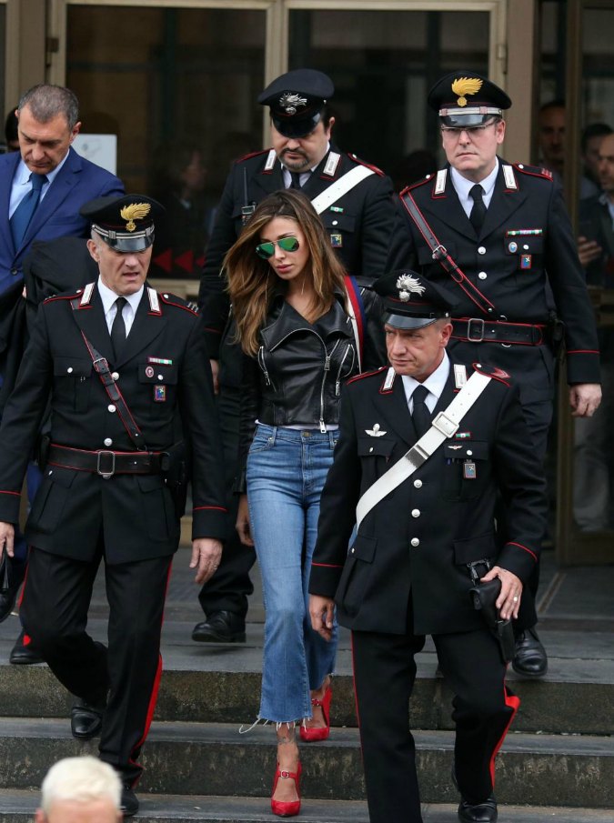 Copertina di Belen Rodriguez “scortata dai carabinieri”, il Codacons protesta: “Esposto alla Corte dei conti”
