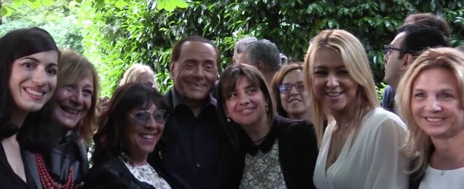 Copertina di Francia, Berlusconi sfotte la première dame: “Macron? Leader bravo e giovane, soprattutto ha una bella mamma…”