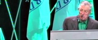Copertina di Lega, Bossi contestato dalla platea al congresso: lui si interrompe e se ne va. Salvini: “Io accetto i suoi vaffanculo”