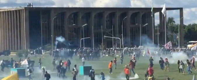 Copertina di Brasile, Michel Temer schiera l’esercito dopo le proteste contro la corruzione del Governo