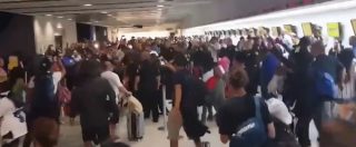 Copertina di La compagnia cancella 300 voli e in aeroporto scoppia il caos. Ecco come reagiscono i passeggeri