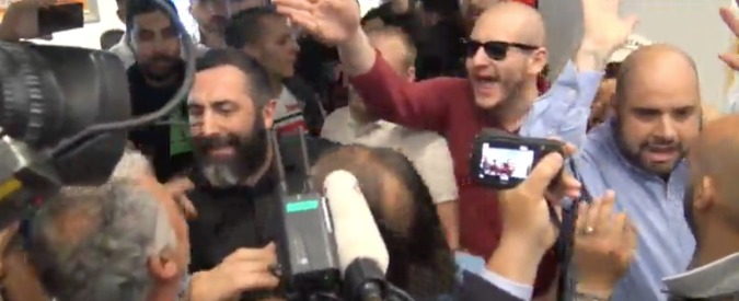 Copertina di Roma, blitz di Casapound contro la Raggi. Spintoni e urla: “Dimissioni” poi la fuga dei militanti