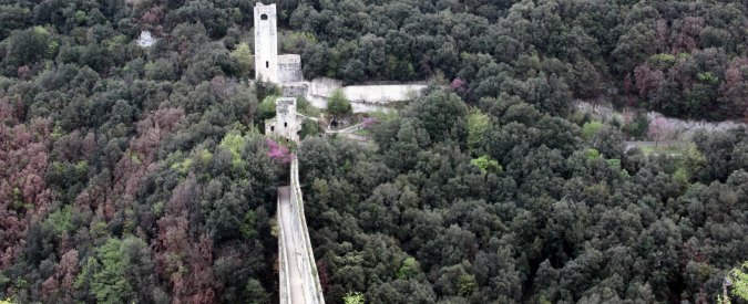 Copertina di Castelli, torri e masserie in concessione gratuita agli under 40: il piano per le vie del cicloturismo