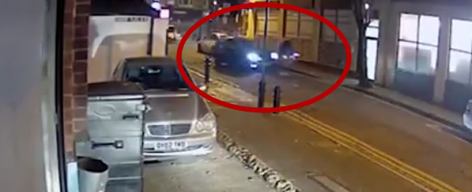 Copertina di Il ciclista la rimprovera perché guida con il telefonino. Lei lo insegue e lo investe