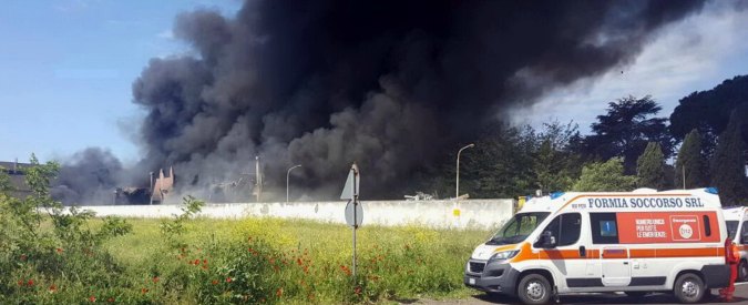 Copertina di Pomezia, maxi rogo in deposito di plastica. Sindaco ordina evacuazioni. Virginia Raggi: “Finestre chiuse in 21 comuni”. Asl: “Rischio amianto”