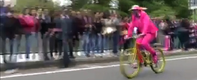Copertina di Giro d’Italia 2017, invade il percorso della seconda tappa: ecco come viene placcato