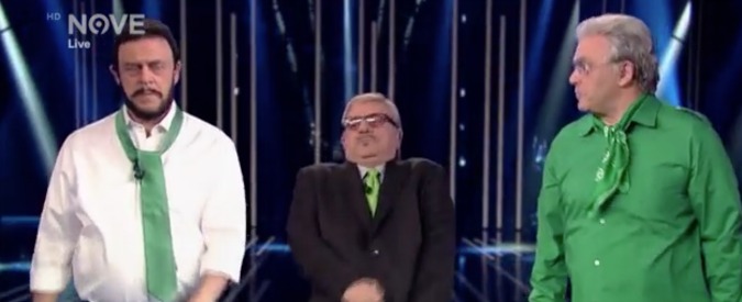 Copertina di Maurizio Crozza uno e trino, Salvini con Bossi e Maroni: “Sì alla Le Pen, No all’Europa. Sì a Lilli, no al vagabondo”