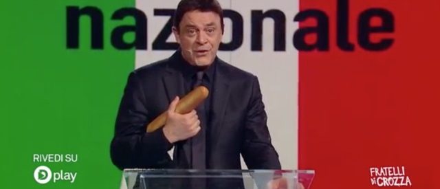 Crozza-Renzi con la baguette: “Festeggio la mia vittoria in Francia”. Ai millennials: “Arrogantelli, non è facile diventare come me”