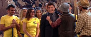 Copertina di Renzi-Crozza canta nelle zone terremotate: “Hip Hip urrà, il Pd in maglietta gialla e Amatrice torna a galla…”