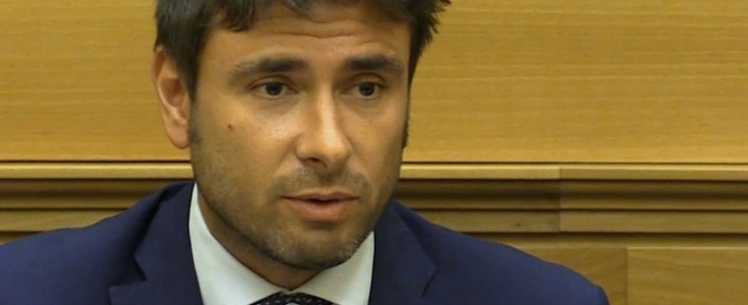 Copertina di Etruria, Di Battista (M5s): “Boschi? Una bugiarda cronica, la sua credibilità è pari a zero. Gentiloni ci metta la faccia”