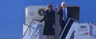 Copertina di Provaci ancora, Donald. Melania nega la mano a Trump anche in Italia, la scena all’arrivo a Fiumicino