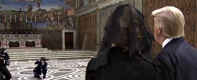 Copertina di Alla fine Donald ce la fa: visita alla Cappella Sistina mano nella mano con Melania Trump