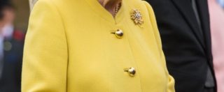 Copertina di Attentato Manchester, la regina Elisabetta non rinuncia al party e si presenta vestita di giallo. Critiche sui social (FOTO)