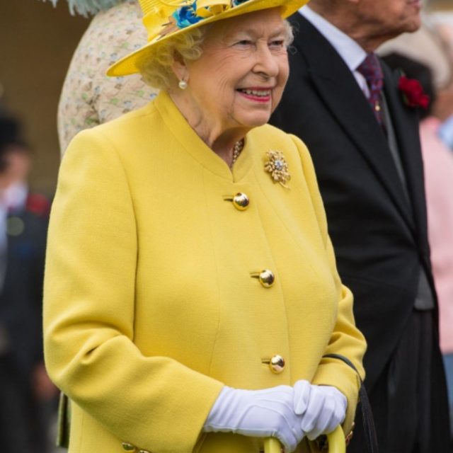 Attentato Manchester, la regina Elisabetta non rinuncia al party e si presenta vestita di giallo. Critiche sui social (FOTO)