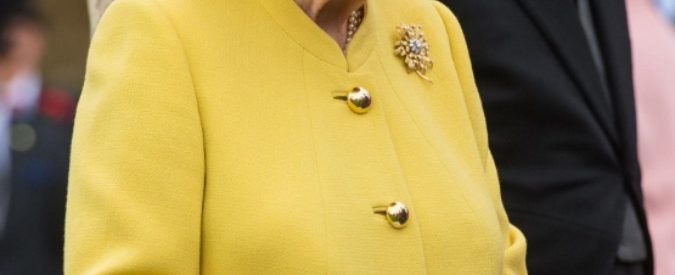 Attentato Manchester, la regina Elisabetta non rinuncia al party e si presenta vestita di giallo. Critiche sui social (FOTO)
