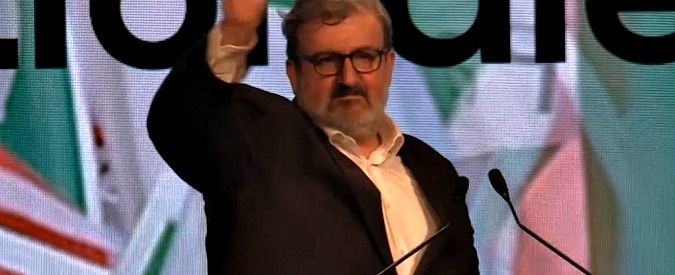 Copertina di Pd, Emiliano conclude l’intervento e saluta Renzi: “Hasta la victoria signor segretario”