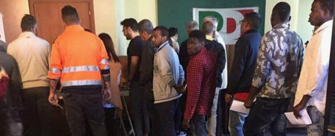 Primarie Pd, il migrante al seggio di Ercolano: “Ci hanno dato due euro e detto di votare Renzi”