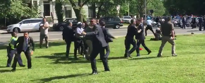 Copertina di Usa, arriva Erdogan. Scoppia la rissa davanti alla casa bianca: volano pugni tra curdi e bodyguard