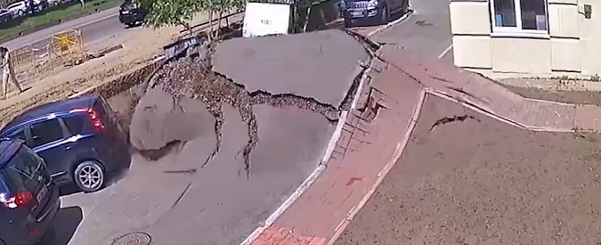 Copertina di La strada si gonfia, poi il boato. L’esplosione dell’impianto idrico sotterraneo toglie il fiato