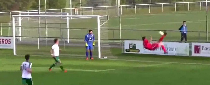 Copertina di Euro auto-goal, la manovra in area del difensore è un meraviglioso e totale pasticcio