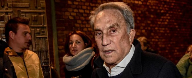 Emilio Fede “ricattò Confalonieri e gli altri dirigenti Mediaset”: chiesti 4 anni e 9 mesi per l’ex direttore del Tg4