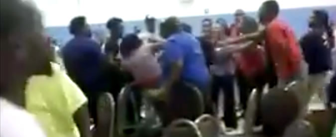 Copertina di Sacerdote tradisce la moglie con una donna sposata. Licenziarlo? In chiesa scoppia una mega-rissa: il video