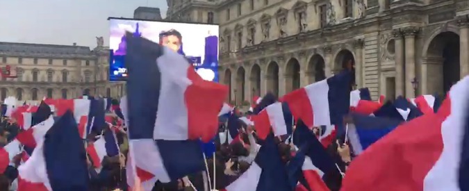 Copertina di Elezioni Francia, esplode la festa davanti al Louvre. Marsigliese e bandiere per Macron