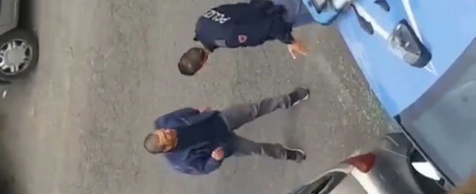 Copertina di Roma, follia al quartiere Tufello: un uomo sfonda il finestrino di un’auto con una testata. La polizia gli aveva sequestrato il telefono