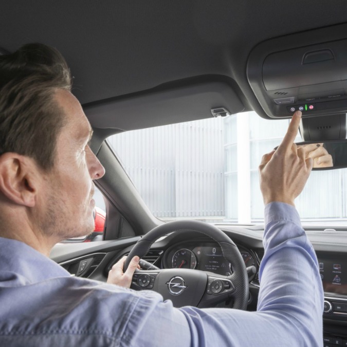 Copertina di Opel OnStar, l’angelo custode ora naviga veloce – FOTO