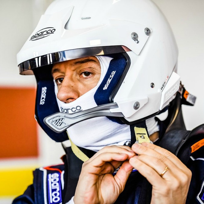 Copertina di Stefano Accorsi diventa pilota. Stavolta per davvero – FOTO