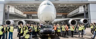 Copertina di Porsche, la Cayenne traina l’Airbus A380. Un’impresa da Guinness – FOTO e VIDEO