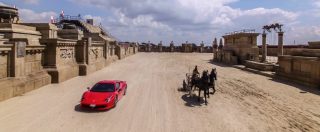 Copertina di Ferrari, la 458 Italia contro una biga e due cavalli. Chi la spunterà? – FOTO