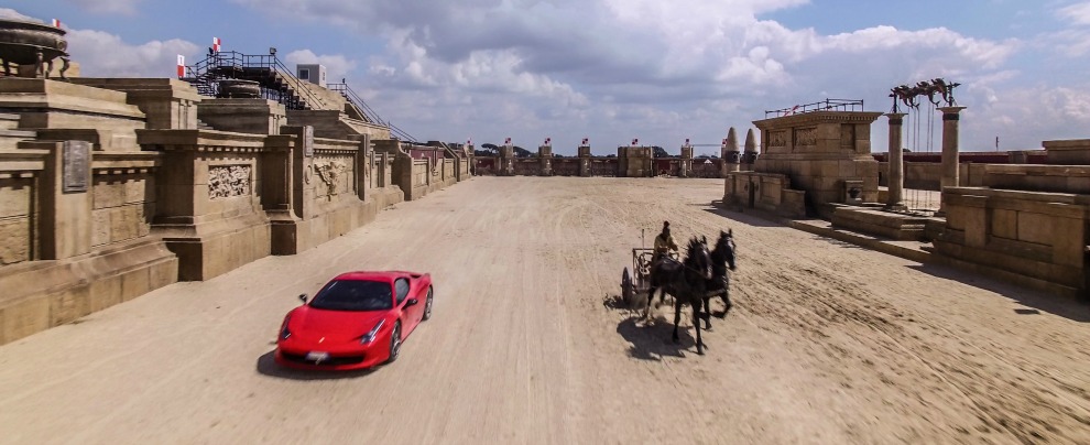 Copertina di Ferrari, la 458 Italia contro una biga e due cavalli. Chi la spunterà? – FOTO