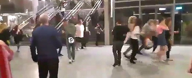 Copertina di Manchester, il momento dell’esplosione. Poi le urla e la fuga per mettersi in salvo