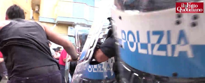 Copertina di G7 Taormina, attimi di tensione al corteo. Lacrimogeni e manganellate ai manifestanti